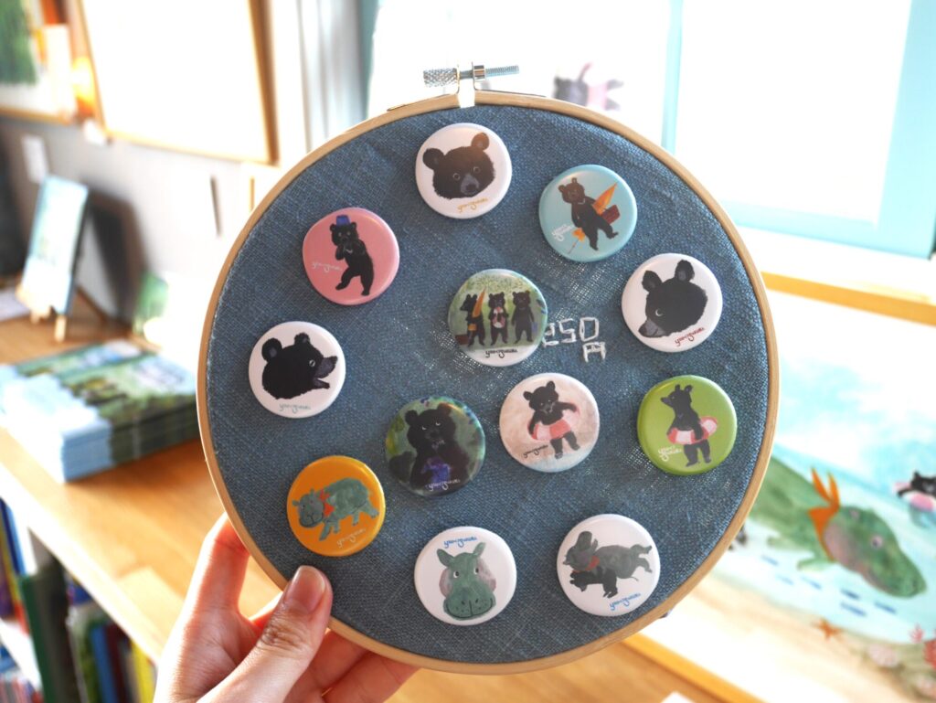 「こぐまたちのうみのいちにち」オリジナル缶バッジ